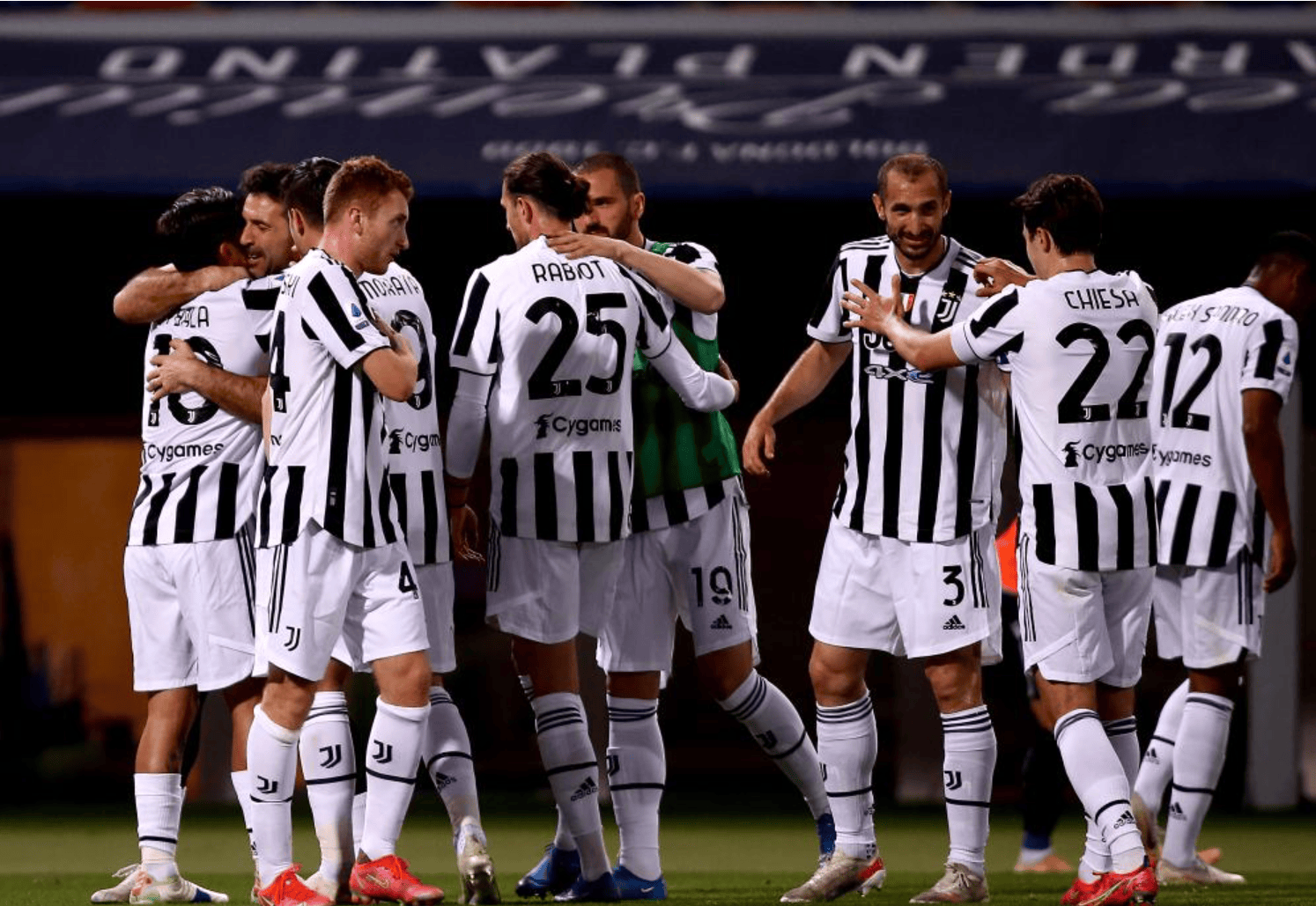 帕尔梅拉斯球迷现场助威,激发球队夺冠斗志 帕尔梅拉斯球迷现场助威,激发球队夺冠斗志