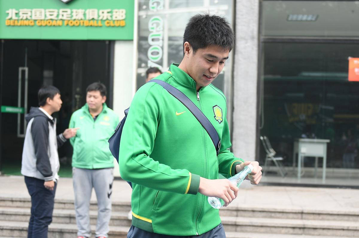 压力瞬间,球员临危不惧展现拼搏精神的简单介绍 压力瞬间,球员临危不惧展现拼搏精神的简单介绍