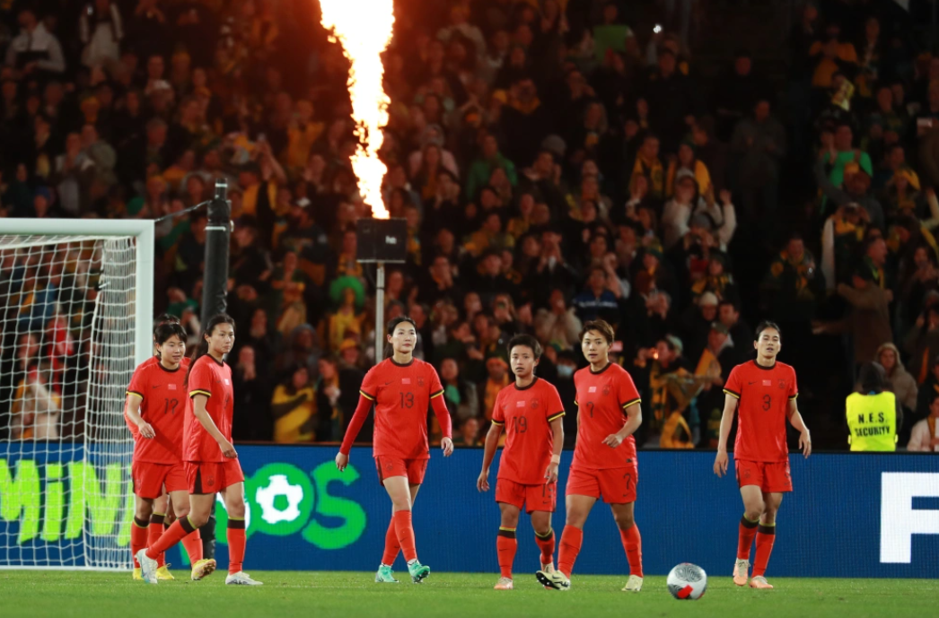 球队在关键比赛中取得战绩突破,引发球迷狂欢 球队在关键比赛中取得战绩突破,引发球迷狂欢