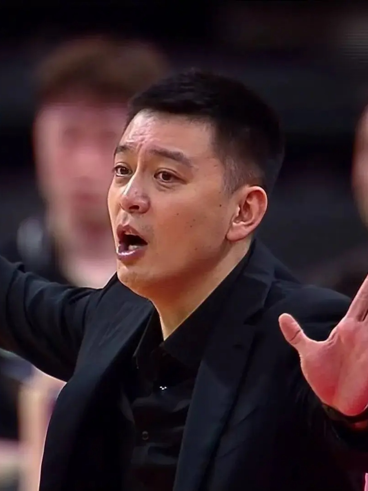 瓦朗谢纳球迷欢呼,球队发挥出色稳定排名 瓦朗谢纳球迷欢呼,球队发挥出色稳定排名