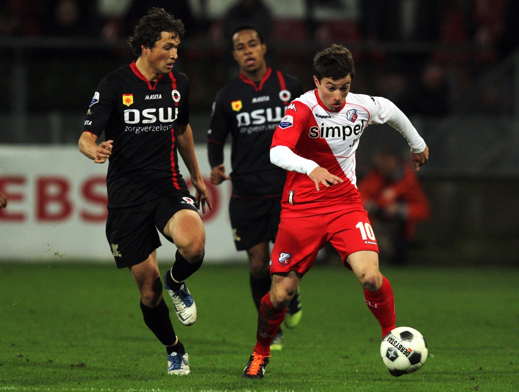 鹰队员团结协作力克对手在比赛中赢球的简单介绍 鹰队员团结协作力克对手在比赛中赢球的简单介绍