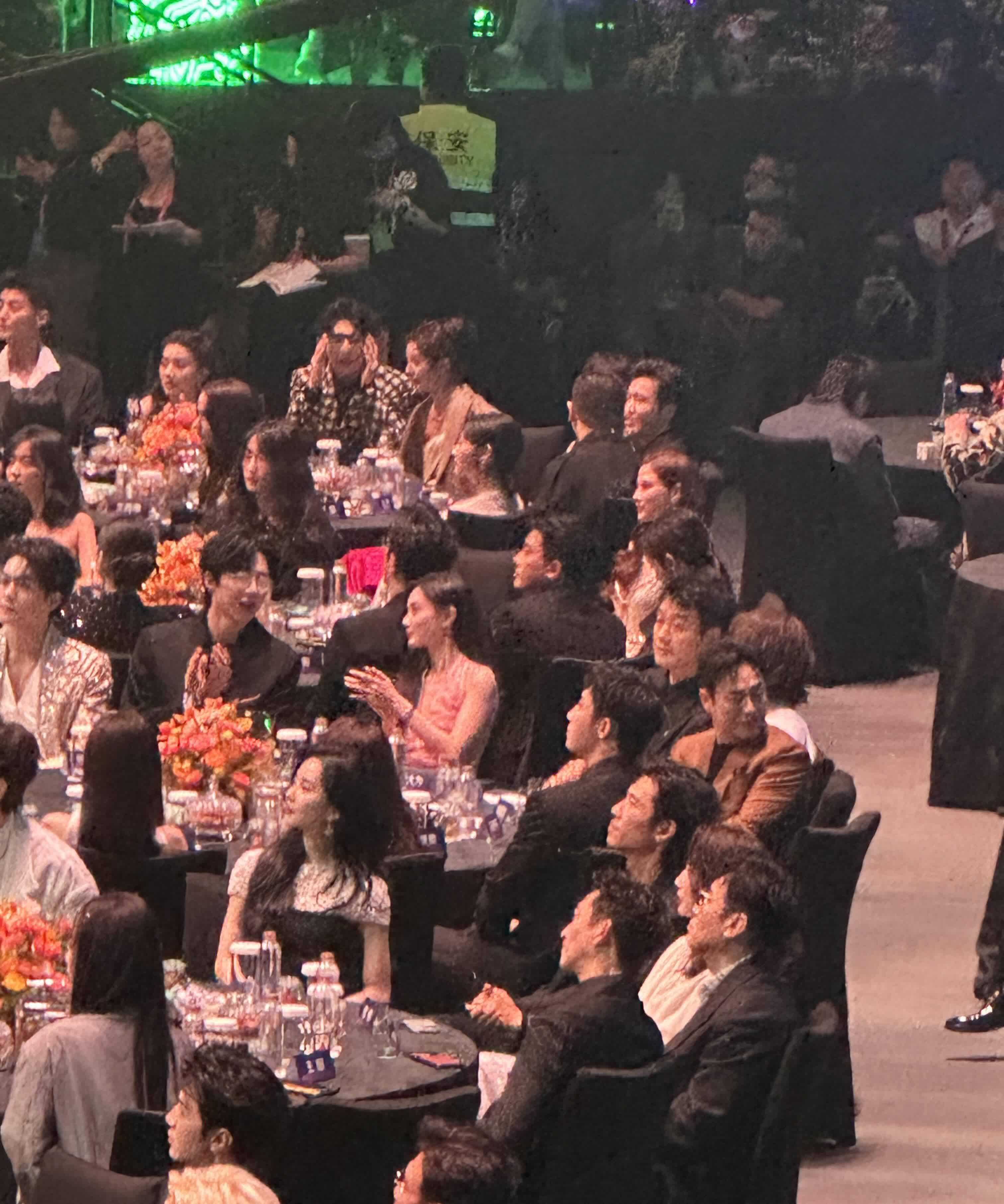 精彩一幕接着一幕,观众眼花缭乱 精彩一幕接着一幕,观众眼花缭乱